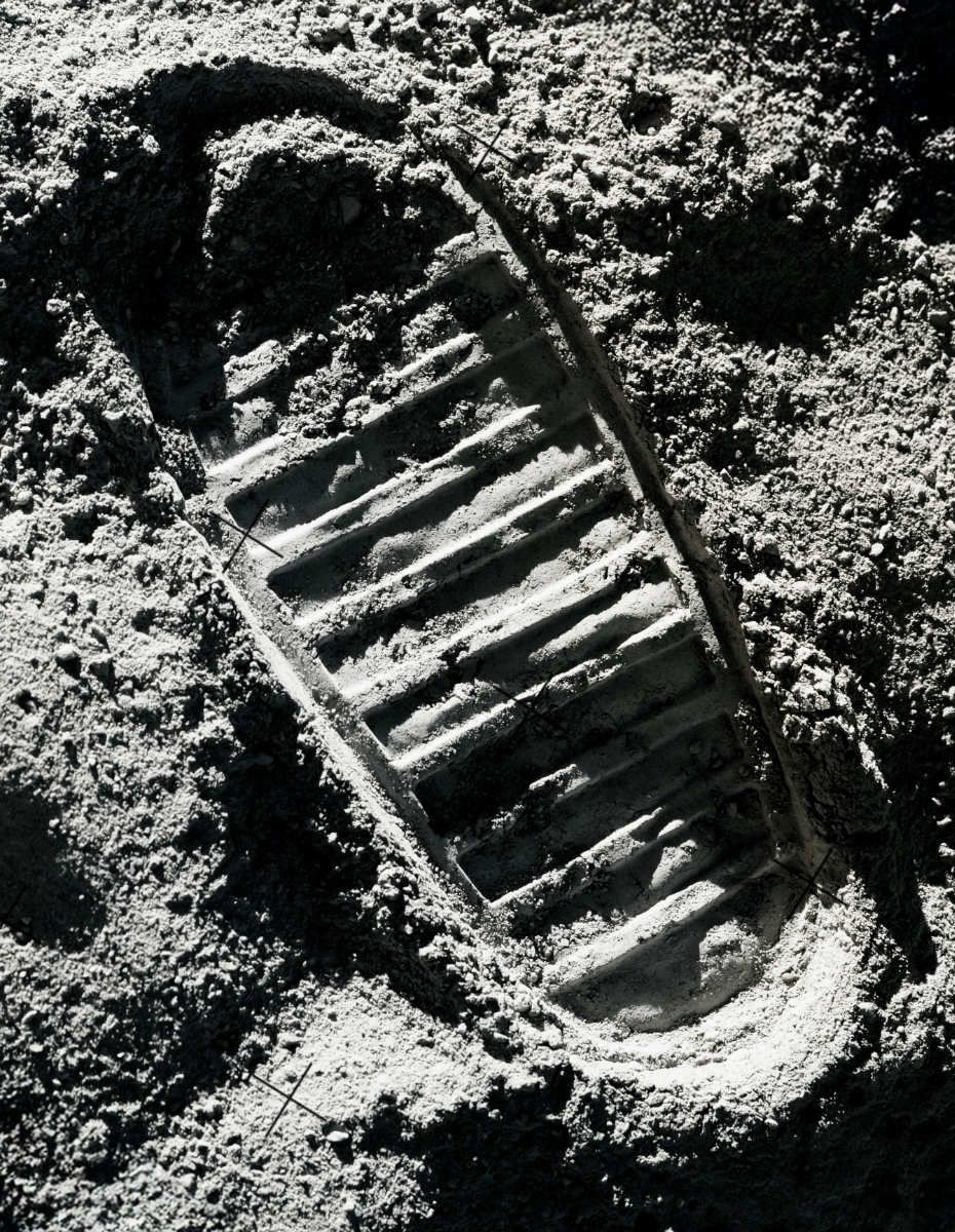Fussabdruck im Sand bei Mondlandung. 